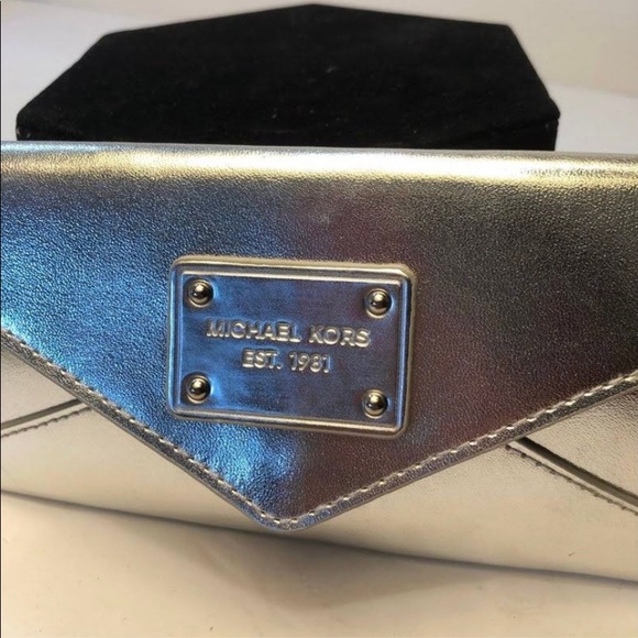 Michael Kors Silver Envelope Slim Wallet/Clutch Never Been Used. - Picture 2 of 4